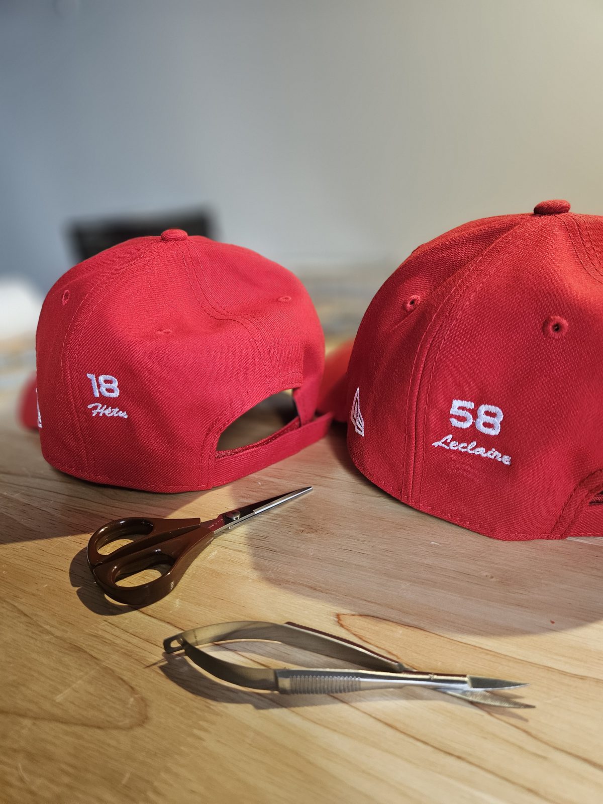 Casquettes rouges brodées avec numéros et noms