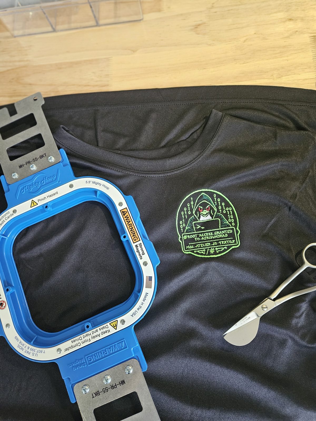 Chandail sport noir avec écusson brodé